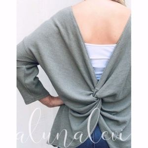 REVERSIBLE TWIST TOP